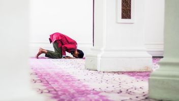 悪人は何かから出ている人です、これは学者による説明です