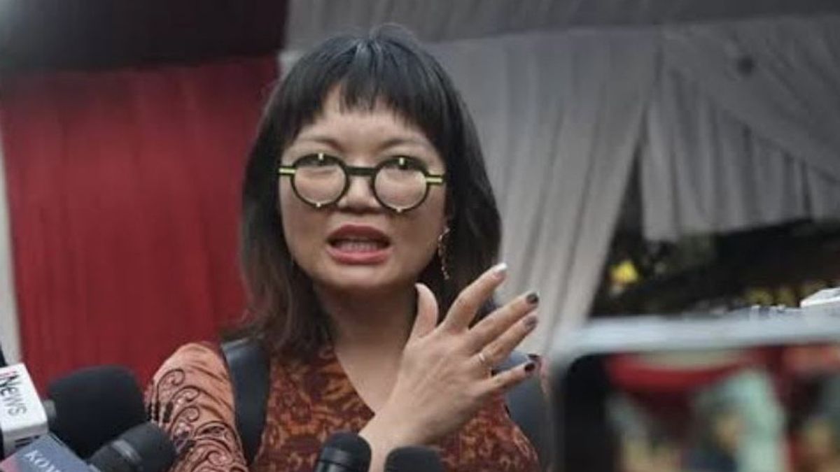 Penampilannya Curi Perhatian, Harga Kacamata Unik Wamen Stella Christie Terbongkar