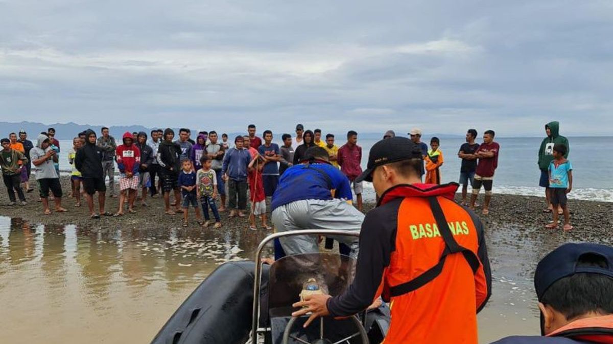 搜救人员空投4队，搜寻托卡卡马鲁古水域KM卡哈亚阿拉法的13名失踪乘客