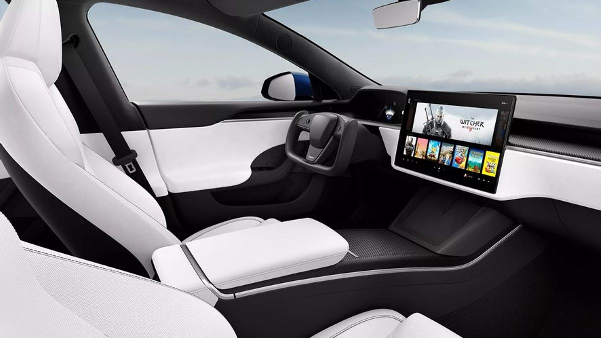Kamu Bisa Mainkan Gim <i>Cyberpunk 2077</i> di Dalam Tesla Model S 2021
