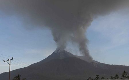 BMKG Sebut Debu Vulkanik Gunung Lewotobi Laki-laki sampai ke Pulau Lombok