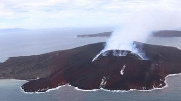 来自阿纳克喀拉喀托山的烟雾从火山口顶部上升200米