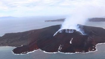 アナククラカタウ山からの煙は火口の頂上から200メートル上に上昇します