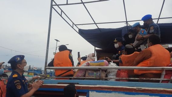 Naik ke Kapal Tradisional, Menhub Pinjam Gitar Hitam Punya Penumpang Lalu Benyanyi 'Bukan Lautan Hanya Kolam Susu'