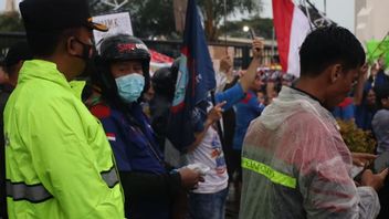 Diguyur Hujan, Aksi Demo Buruh Tuntut UMP di Tangerang Berjalan Dramatis