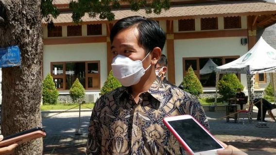 Collaborating With Babinsa Kodim 0735/Surakarta, Mas Gibran Combs The Houses Of Residents Who Refuse To Receive Vaccines