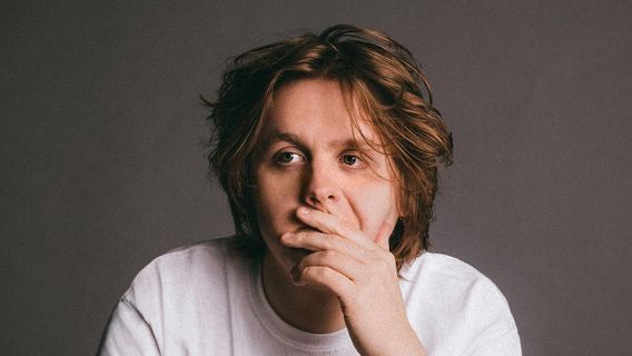 <i>Divinely Uninspired To A Heavenly Extent</i> Milik Lewis Capaldi Jadi Album Terlaku di Inggris Sepanjang Tahun 2020