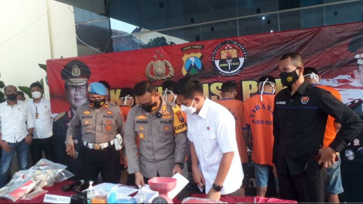 Kediri警方在2022年4月处理了15起滥用爆炸物的案件，20人DItangkap