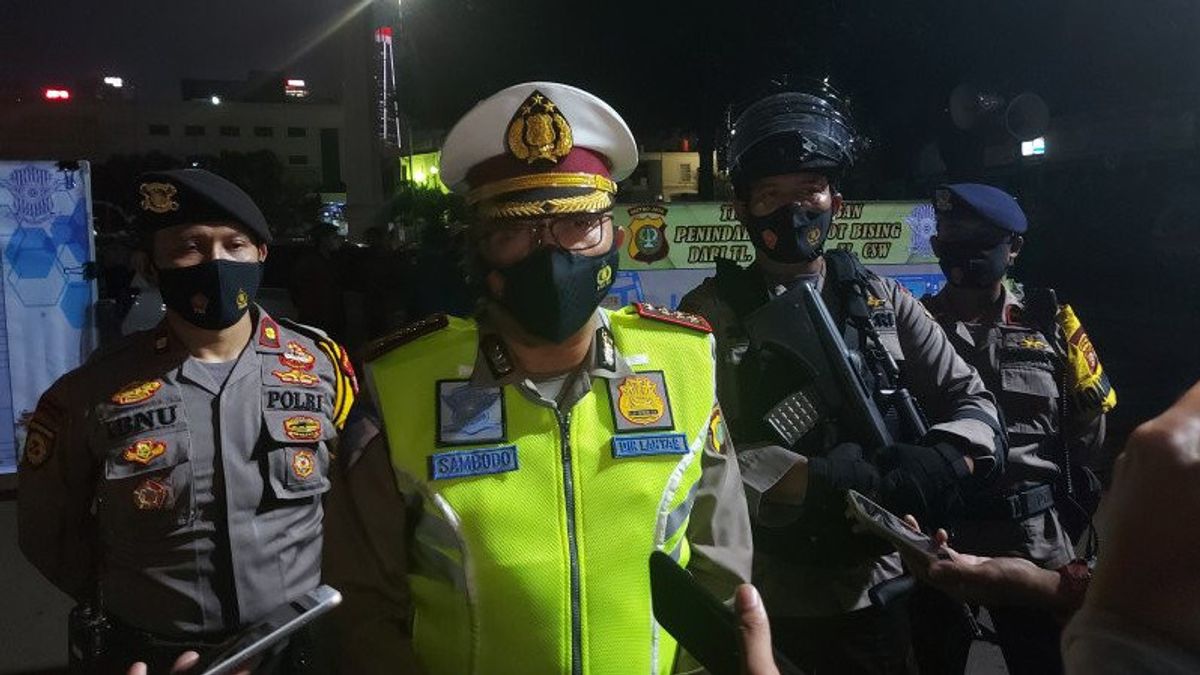 La Nuit, La Police Fait Une Descente D’échappement Bruyante à Monas, Sudirman-Thamrin