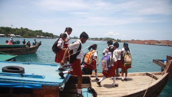 Refusing Children To Have Learning Difficulties, Riau Islands Provincial Govt Bears The Cost Of Traveling By Sea To School