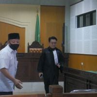 SMAN 5的前任总裁哥打比马（Kota Bima）挪用了3.72亿印尼盾的老板基金
