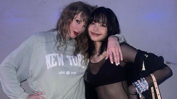 Fans Beruntung, Lisa BLACKPINK Curi Foto Bareng Taylor Swift di Backstage The Eras Tour