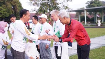 Ganjar Pranowo Jalan Sehat与Jokowi和Puan Maharani在迈向NU百年的活动上