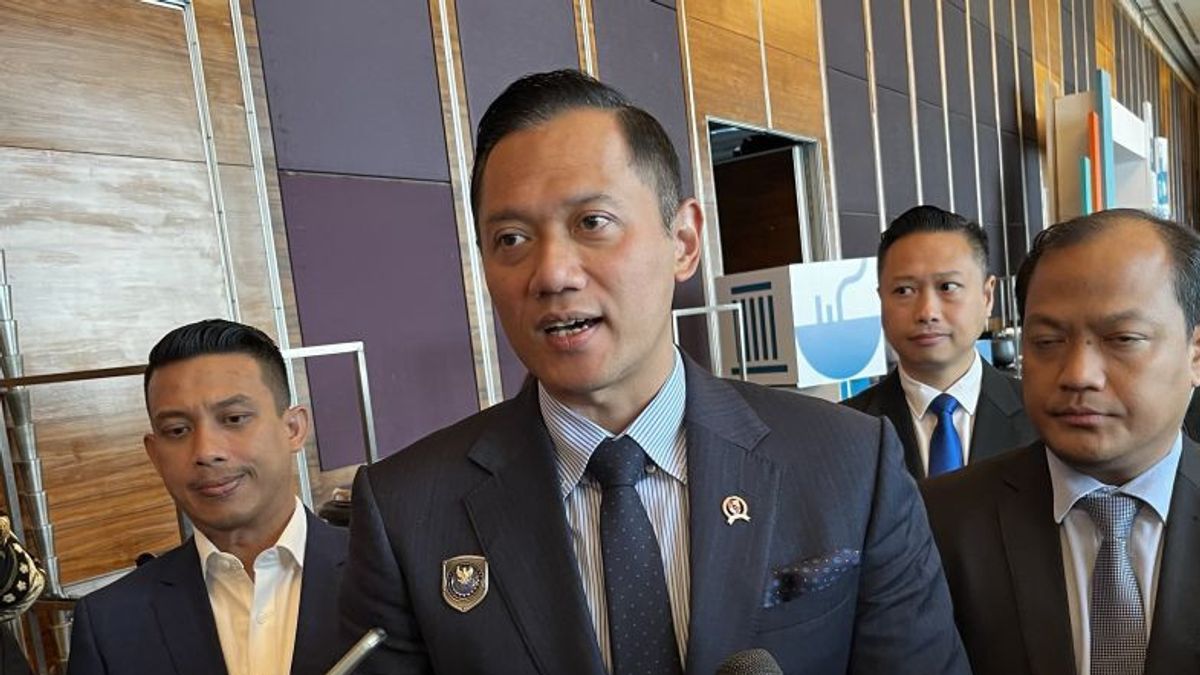 Anggota DPR Minta Gerbong Khusus Perokok, AHY: Masih Banyak Hal Lain yang Lebih Penting