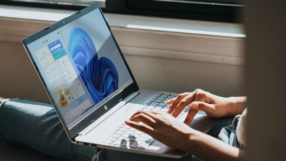 الأمر سهل للغاية! إليك كيفية إضافة عناصر واجهة مستخدم إلى سطح مكتب Windows 11