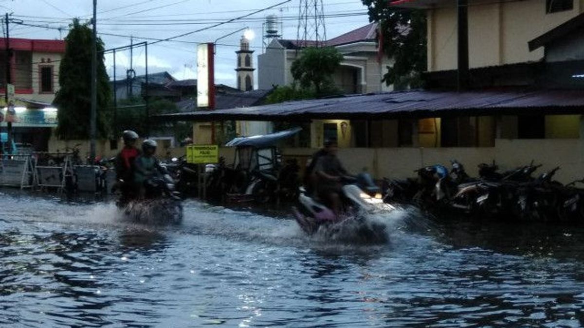 Many Schools In Makassar Were Closed Due To The Floods But Some Remained In As A Result Of Receiving Information