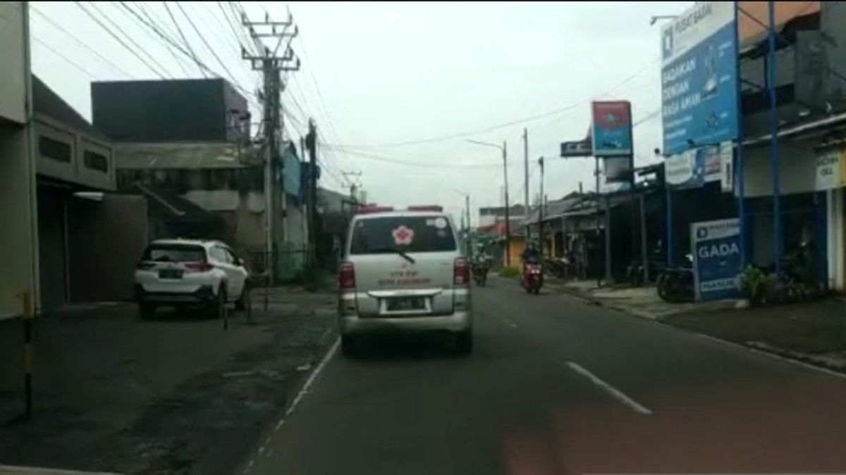 在遭受5.8级地震震动后，印度尼西亚红十字会为受灾居民监测须贺武海市