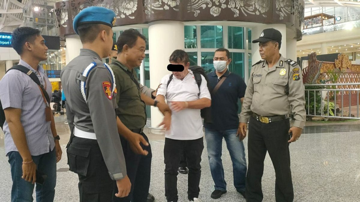 Australian Caucasians Allegedly Drunk Arrested At Ngurah Rai Airport, Goes Raging Accuses Customs Officers Of Stealing Their Cellphones