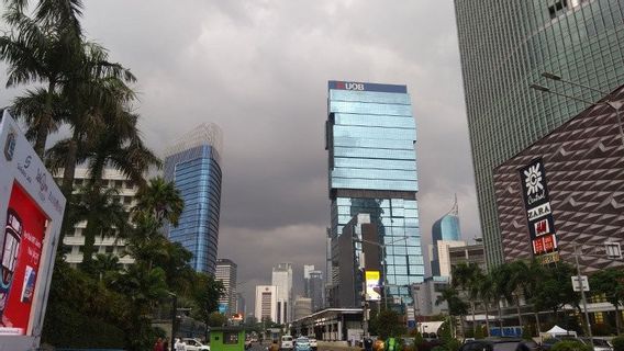 午後と夕方の間にジャカルタで雷と雨の注意