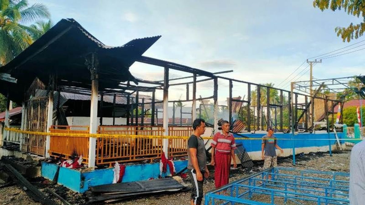 La Mosquée Al-Istiqamah à L’ouest D’Aceh Brûle, Un Témoin Voit Une Bouffée De Fumée S’émerger Du Toit
