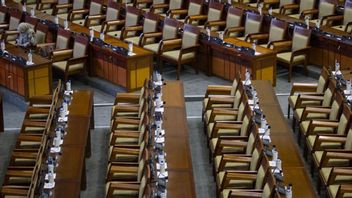 众议院全体会议最初由56人宣布，设定了30名IKN法案委员会成员的姓名