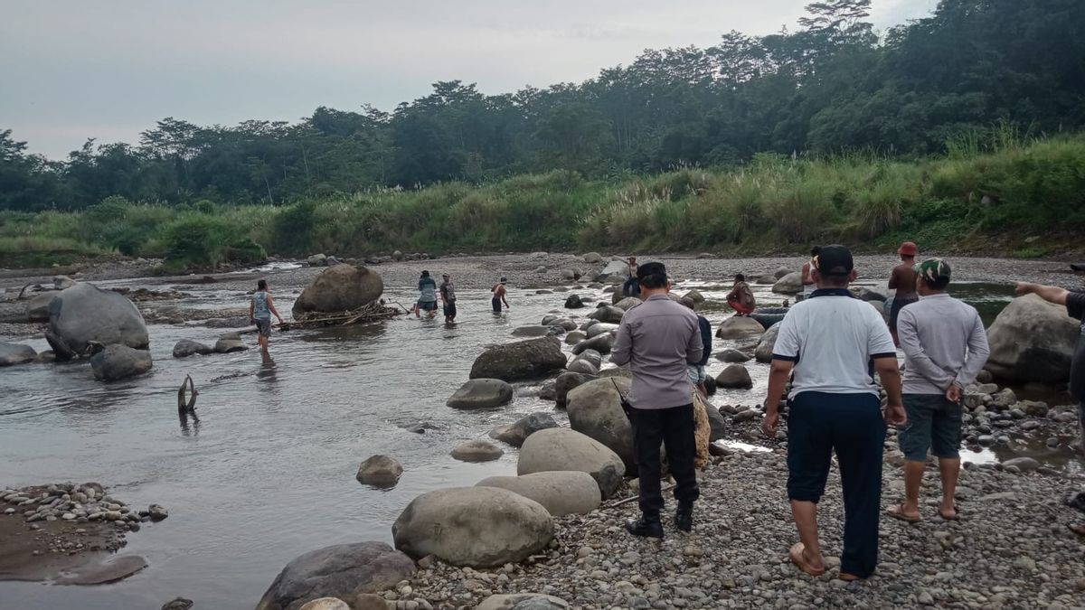 3 Bodies In Karanganyar Allegedly Cockfighting Gamblers Who Fleeed Into The River During A Raid, Then Drowned