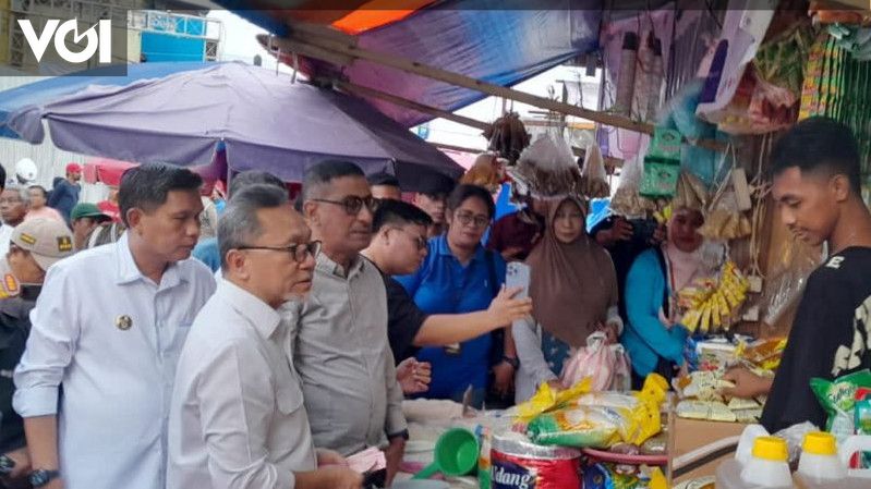 Blusukan Ke Pasar Mardika Ambon, Mendag Zulhas Dapati Harga Cabai ...